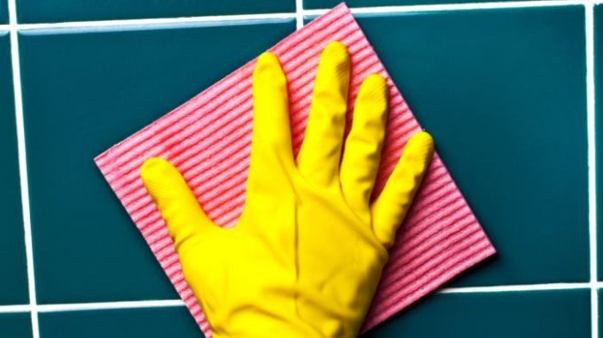Cum să cureţi uşor rosturile de la faianţă şi gresie