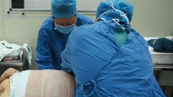 A venit la spital urlând de durere! Medicii au fost şocaţi când au văzut ce avea