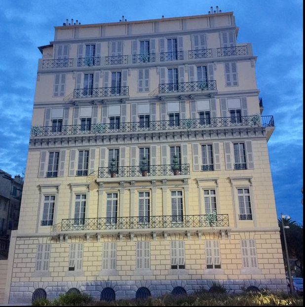 La prima vedere, pare o clădire oarecare. Un detaliu, însă, te va pune pe gânduri