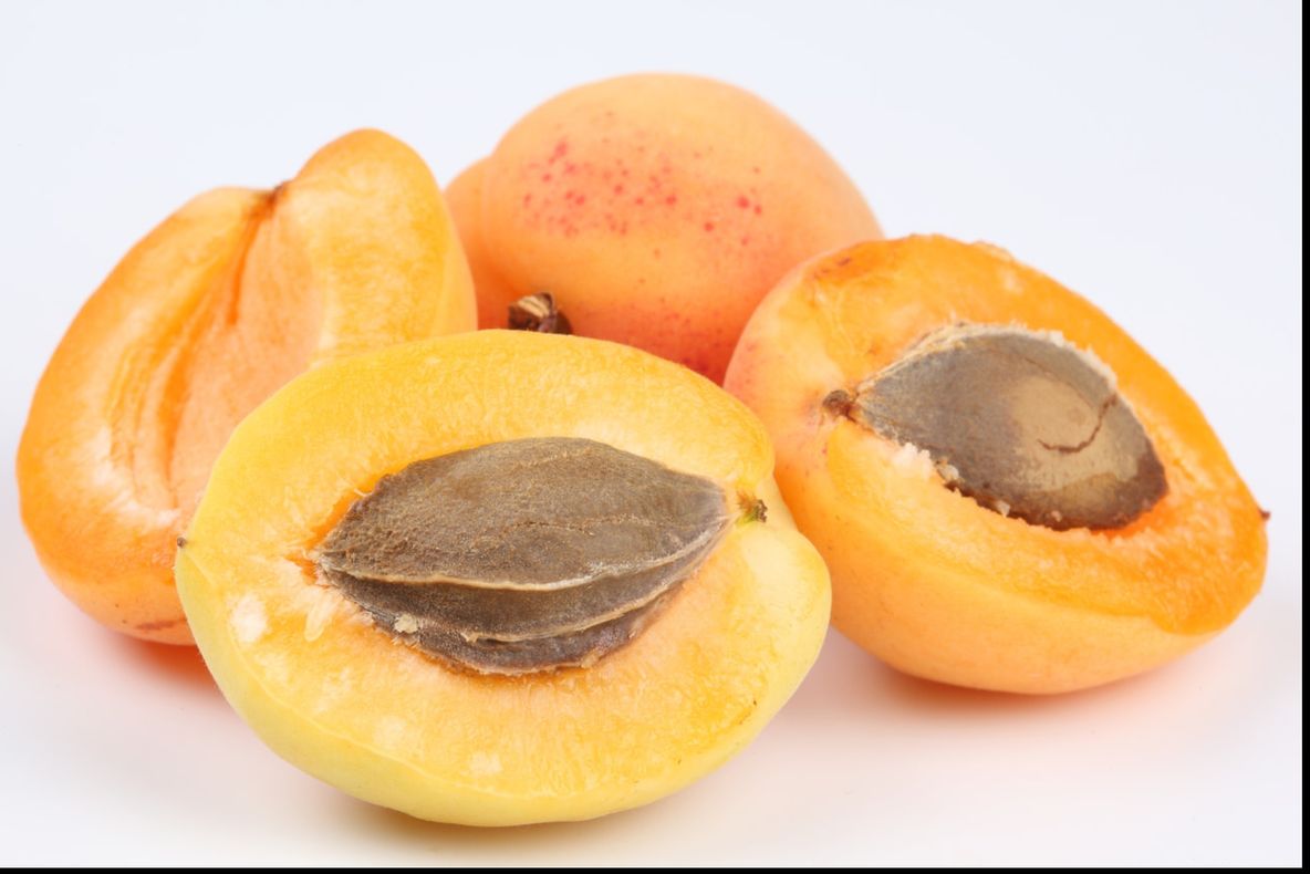 Sâmburii unor fructe conțin cianură. Fiecare din noi i-a mâncat cel puțin o dată