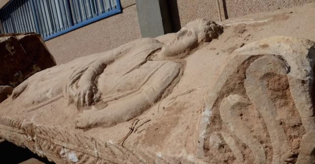 Au găsit un sarcofag vechi de 1.800 de ani sub casă. Când au vrut să-l deschidă...