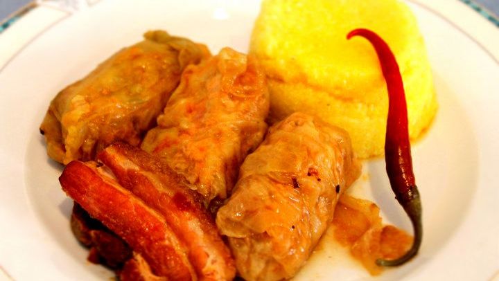 STUDIU: De ce continuă româncele să gătească mâncare tradiţională