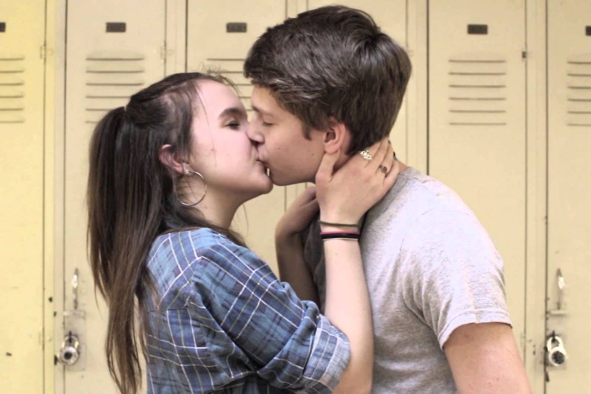 Un băiat de 13 ani şi-a sărutat o colegă de şcoală. Ce s-a întâmplat apoi este incredibil