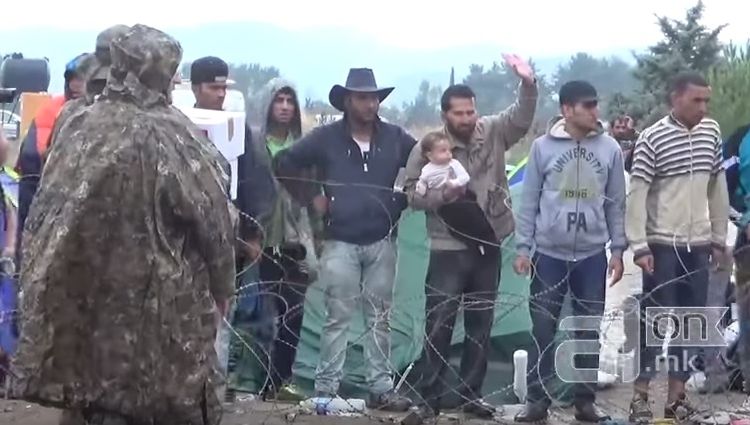 De ce refugiații musulmani au refuzat ajutorul Crucii Roșii? Preferă să moară de foame decât...