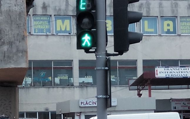 Dorel loveşte din nou. Cum arată un semafor montat invers, la Suceava