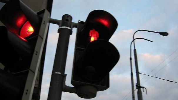 A încercat să scape de amendă, dar s-a ales cu dosar penal. Tupeul incredibil al unui șofer, după ce a fost prins că a trecut pe roșu