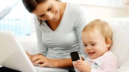 Studiu alarmant. De ce trebuie ca părinţii să nu mai folosească smartphone-ul în faţa copiilor