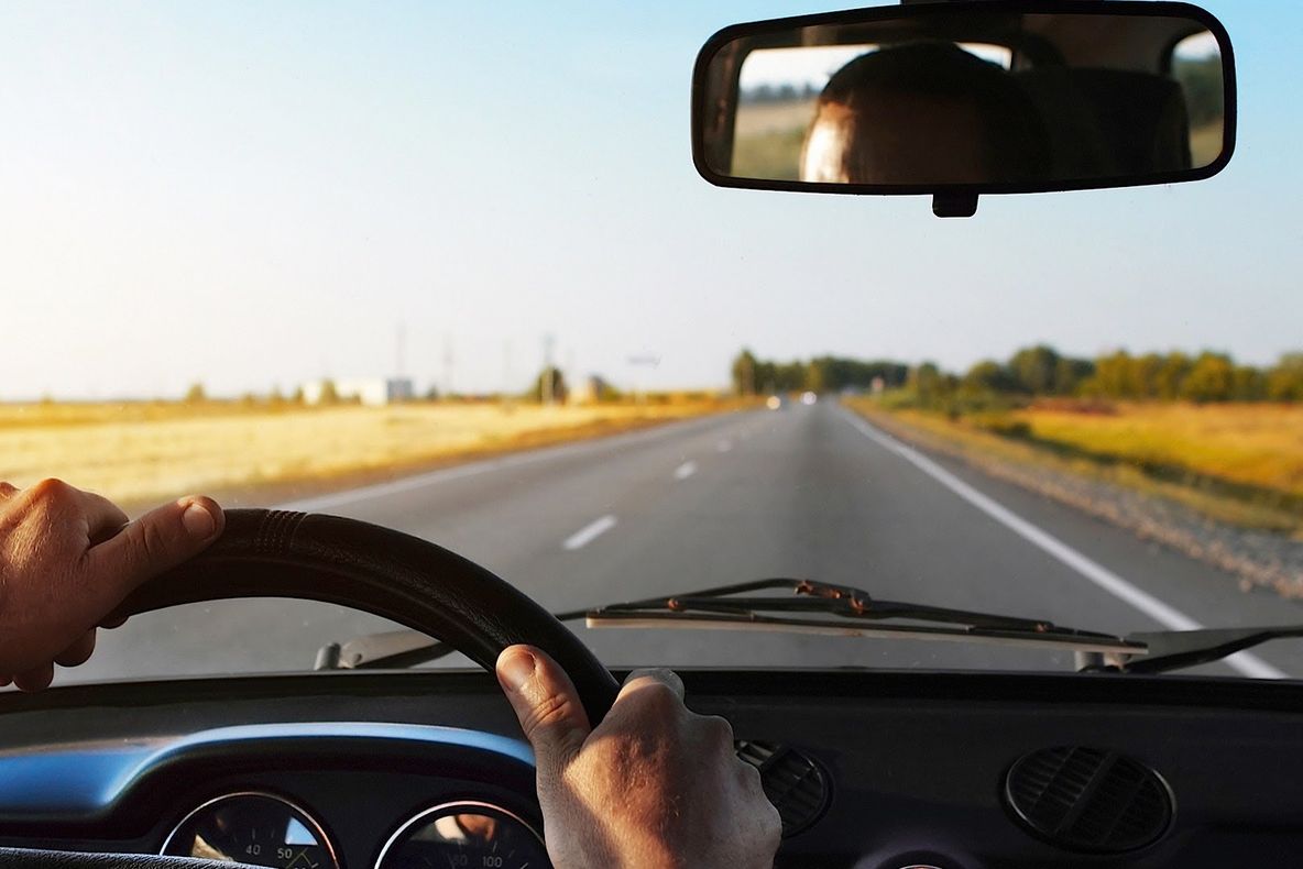 Toţi şoferii au oprit, miraţi, în faţa acestui anunţ. Ce scrie pe marginea şoselei