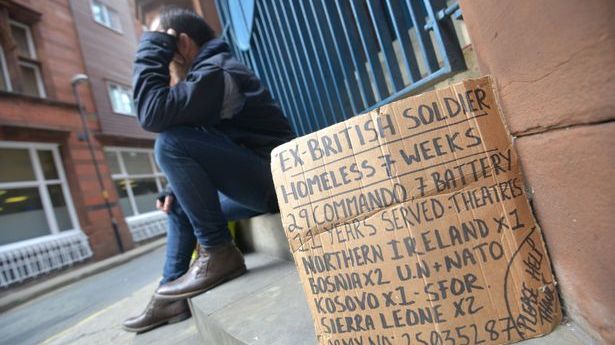 Reacția revoltătoare a trecătorilor care l-au văzut pe acest soldat pe străzi. Ce i-au făcut