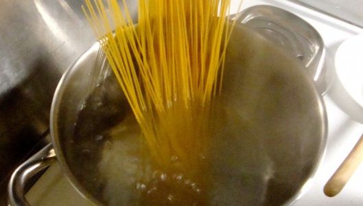 Ai fiert pastele greşit până acum! Care e varianta corectă: mai uşoară, mai rapidă şi mai economică