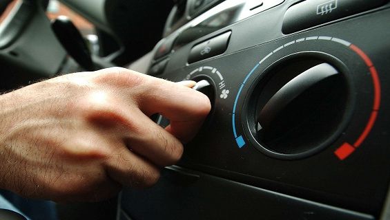 E periculos să porneşti aerul condiţionat imediat după pornirea motorului maşinii. Explicaţia