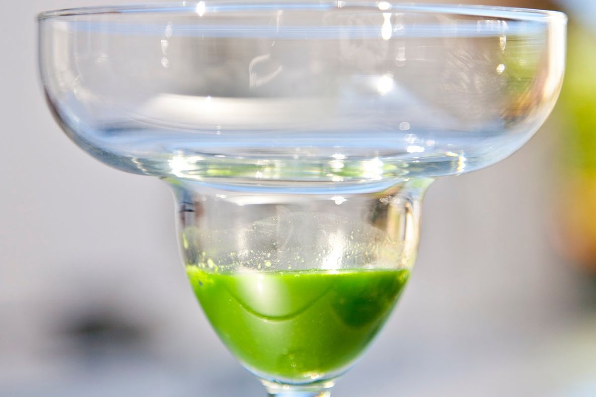 E numit remediul-minune. Sucul care reduce semnele îmbătrânirii şi colorează înapoi firele albe