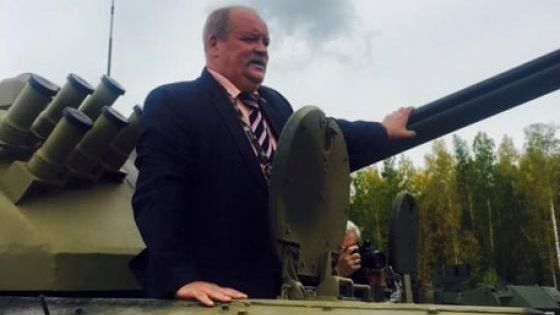 Situaţie neplăcută pentru un politician. A rămas blocat într-un tanc, din cauza kilogramelor în plus