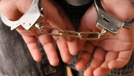 Revoltă pe Facebook. Motivul uluitor pentru care un elev de 14 ani a fost arestat la şcoală