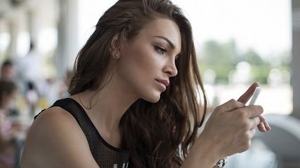 Vrei să verifici telefonul iubitului? Ce se întâmplă dacă faci asta