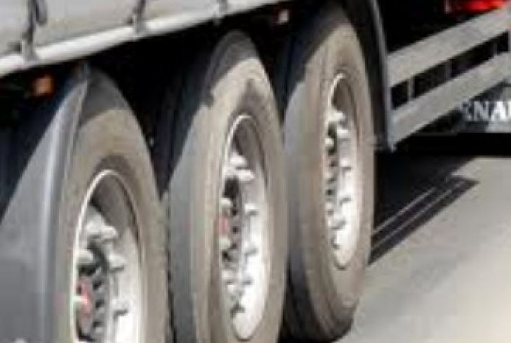 Accident cu trei TIR-uri în judeţul Arad: două victime