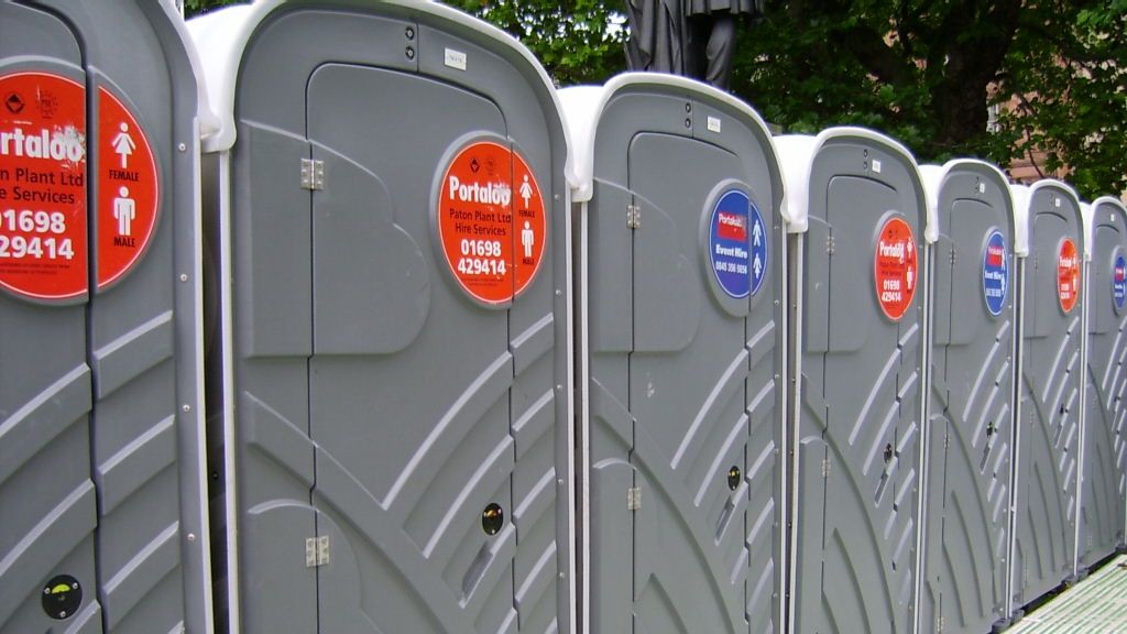 O toaletă ecologică a fost mutată dintr-un loc în altul cu tot cu femeia care o folosea