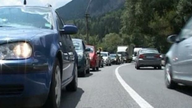 Circulaţie oprită pe DN57. Se dinamitează o stâncă