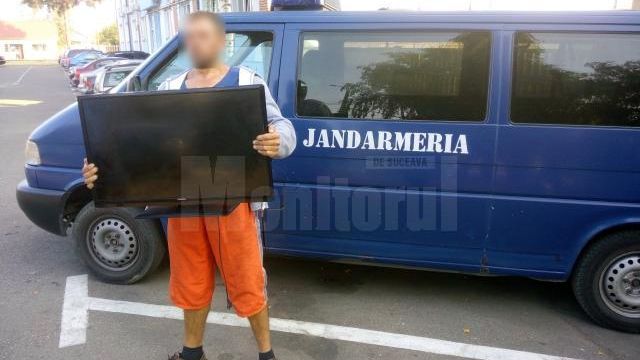 Un sucevean a fost văzut în timp ce transporta un televizor. Ce au aflat jandarmii care l-au oprit