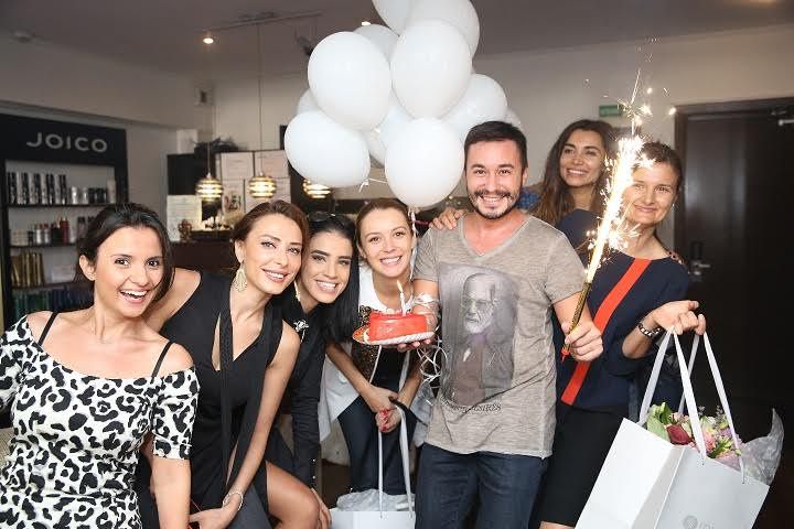 Iulia Vântur, Adelina Pestrițu și Lili Sandu, petrecere surpriză pentru stilistul Perjovsky 