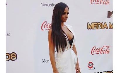 Lariss, apariție strălucitoare la brațul unui bărbat misterios