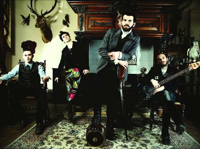 "Robin and the Backstabbers" vor face brazii și apa într-“Un Nou Univers” creat de trupa VUNK