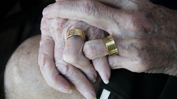 În urmă cu 40 de ani şi-a pierdut verigheta pe fundul lacului. Acum, ceva extraordinar s-a întâmplat