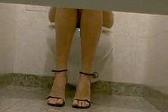 A instalat o cameră video în toaleta fetelor. Va regreta toată viaţa. Ce a văzut poliţia pe imagini