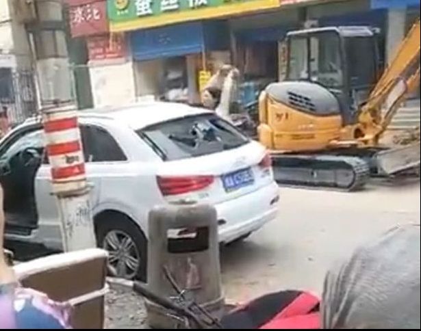 A distrus complet o mașina de 100.000 $, primită de la soț. Motivul femeii este halucinant