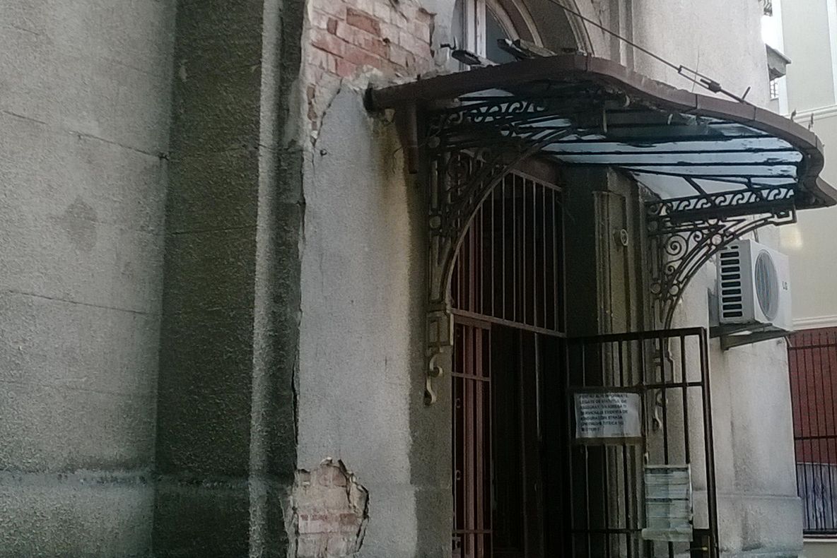 Imagini care îţi provoacă silă! Bucureştenii care se duc să-şi ridice cardul de sănătate, umiliţi 