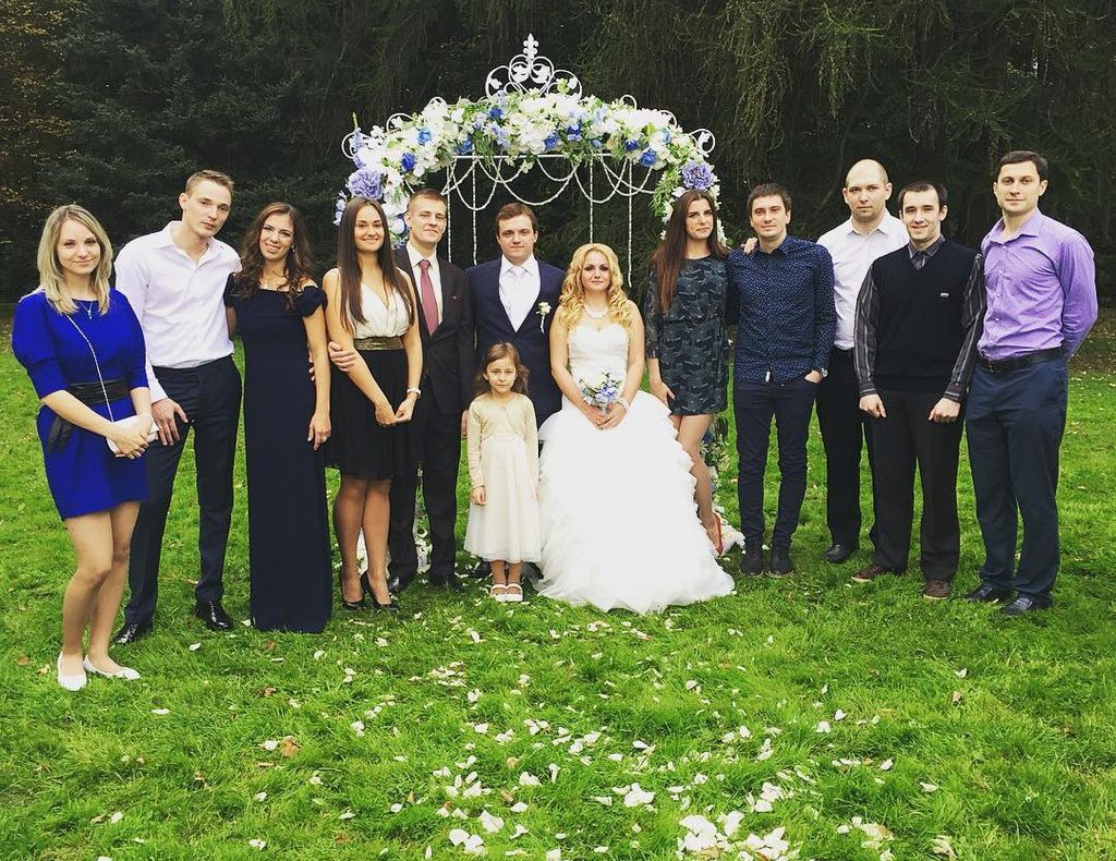 Părea o nuntă obișnuită, dar totul s-a schimbat. Mirii zâmbeau, dar invitații au privit scena șocați