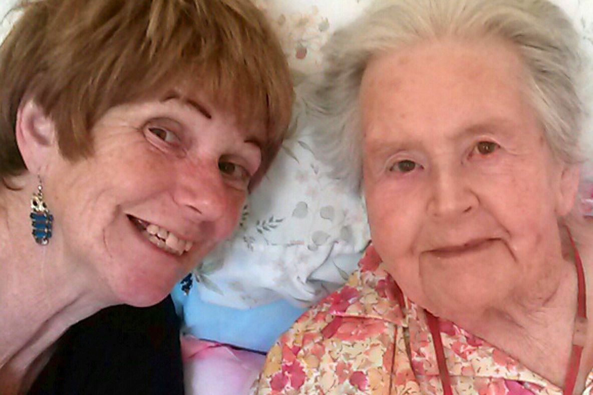 I s-a spus că mama ei a murit. Reacția șocantă a femeii după ce află că a pupat trupul unei străine