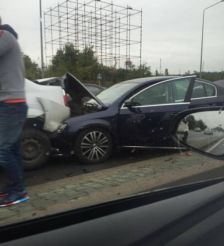 FOTO. Accident în lanţ pe DN1. Patru maşini, grav avariate