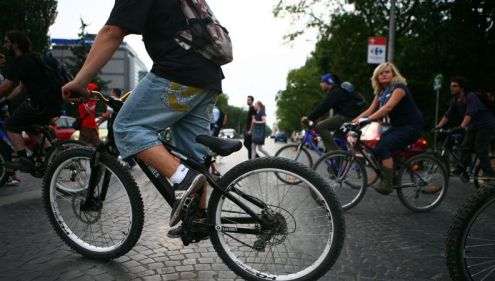 Gest impresionant al bicicliştilor pentru poliţistul de la Brigada Rutieră decedat