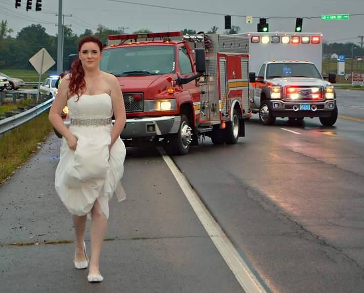 Cum a fost fotografiată o mireasă, pe o autostradă. Nimeni n-a crezut că se va opri să facă asta!