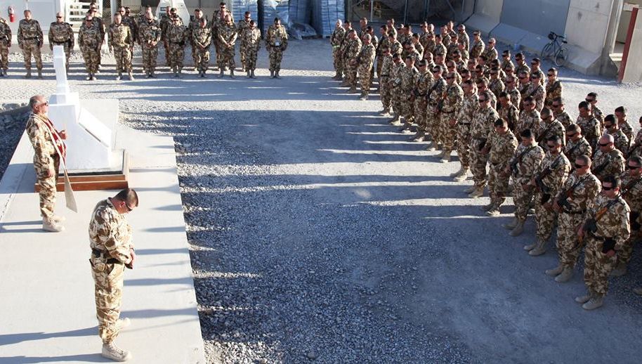 Tricolorul, coborât în bernă în Afganistan. Militarii români, alături de familiile îndoliate