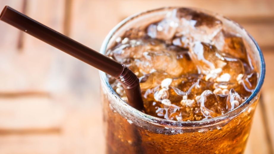 Un cunoscut producător de băuturi răcoritoare lansează o linie de telefoane mobile