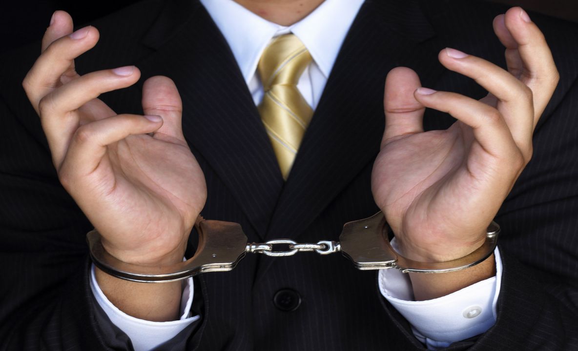 Directorul unui săptămânal, arestat preventiv pentru 30 de zile. Angajații lui, sub control judiciar