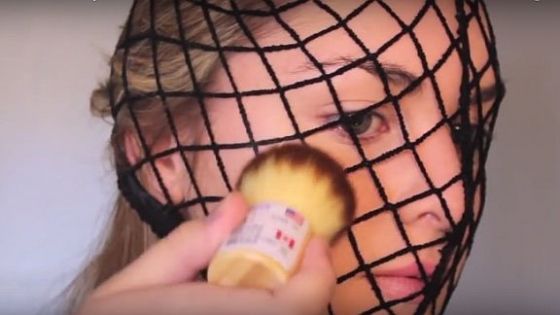 Şi-a pus o plasă de pescuit pe faţă şi a început să se machieze. Rezultatul final este spectaculos