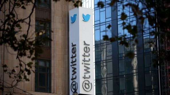 Și Twitter face concedieri. Sute de oameni vor fi disponibilizați