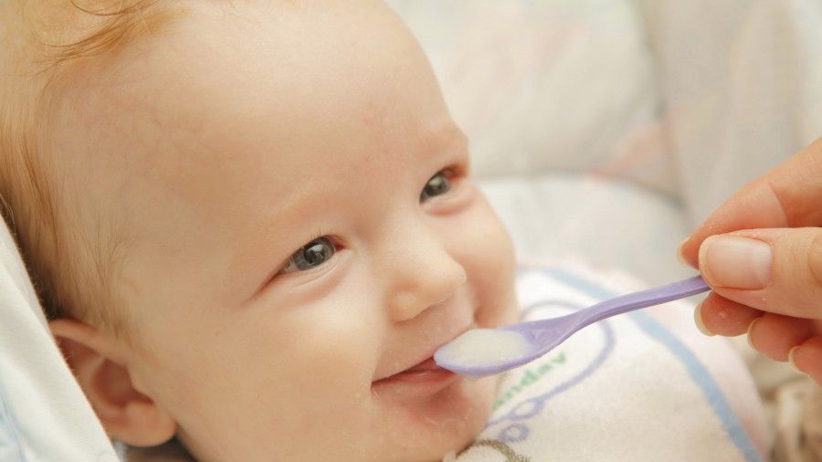 Mămicile, speriate de bacteria ucigaşă. Ce le recomandă medicii părinţilor