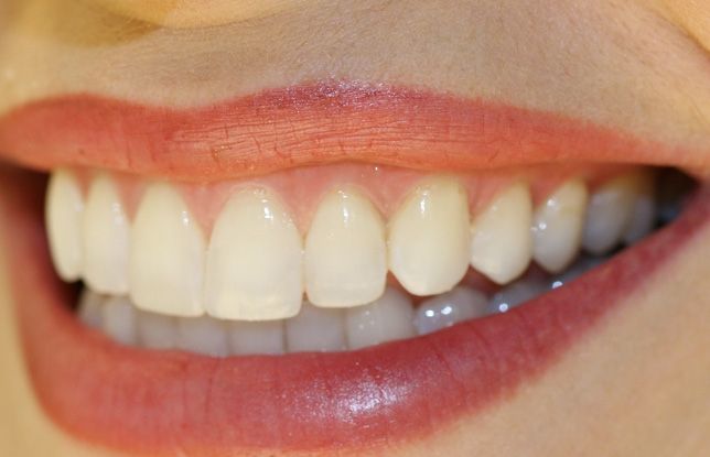 Și-a clătit gura cu ulei în fiecare seară, timp de 2 săptămâni! Ce s-a întâmplat cu dinții ei