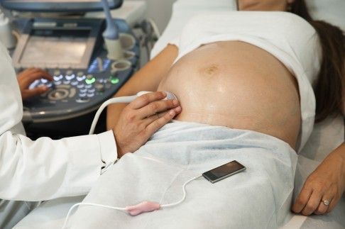 Fetuşii au auz începând cu a 16-a săptămână. Ce le place să asculte? Medicii sunt uimiți