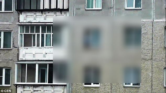 Ce au surprins trecătorii la etajul opt al unui bloc? Pietonii au încremenit