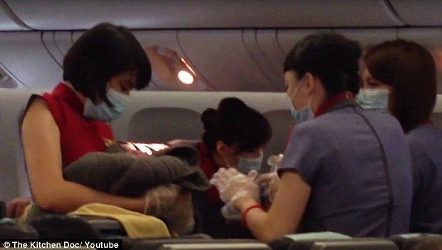 O femeie a născut în avion, ajutată de pasageri și de echipaj. Momentul a fost filmat