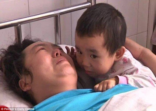 Are trei ani, dar îşi îngrijeşte singură mama imobilizată la pat. Poveste sfâşietoare, deja virală