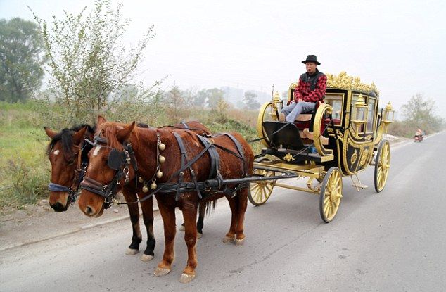 Un chinez și-a făcut caleașcă regală ca a Reginei Elisabeta a II-a. Cât a cheltuit pe ea