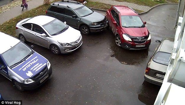 De râs: cum se chinuie un şofer începător să parcheze o maşină SUV. Finalul e neaşteptat - VIDEO