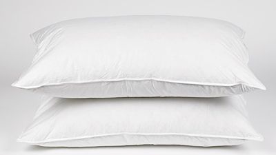 Cel mai simplu truc pentru spălarea şi albirea pernelor îngălbenite