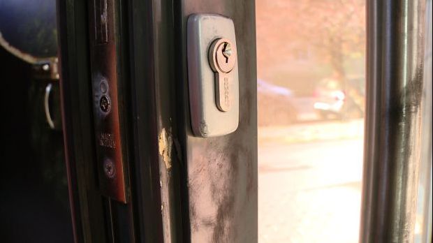 S-a dus să-și vadă fiica și a observat că ușa casei e forțată. Când a intrat, femeia a încremenit